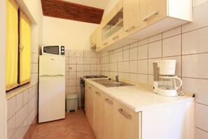 Refrigerador, placa de cocina, cafetera/tetera