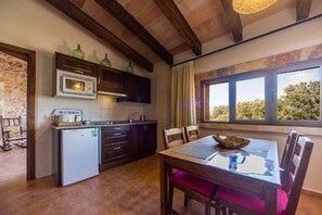 Fridge, microwave, dishwasher, coffee/tea maker