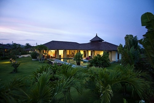 Sawan Villa: Your Private 4-BR Tropical Retreat in Hua Hin