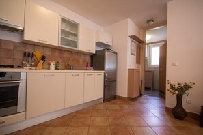 ثلاجة، ميكروويف، فرن، موقد طهي مسطح