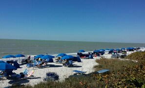 Beach nearby, sun-loungers, beach towels - Overlook Club Pelican Golf AND walk to beach -30 Day rental min for March 2025 (Naples)