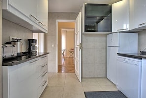 Kühlschrank, Mikrowelle, Ofen, Geschirrspüler