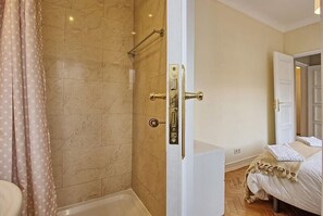 Bathtub, towels