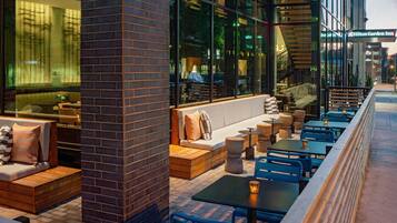 2 restaurantes, se sirve desayuno