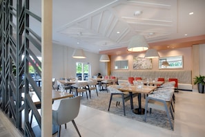 Serviço de café da manhã, culinária americana, restaurante ao ar livre
