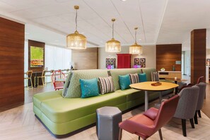 Lobby - Home2 Suites by Hilton West Sacramento, CA (West Sacramento)