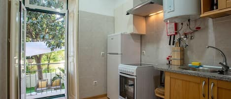 Kühlschrank, Mikrowelle, Ofen, Herdplatte