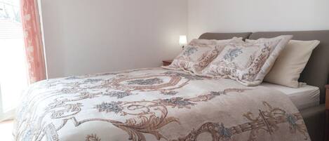 1 dormitori, planxa i posts de planxar i wifi