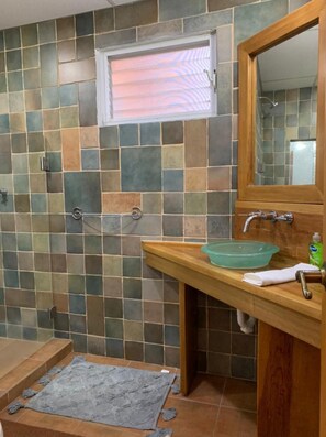 Een douche, handdoeken