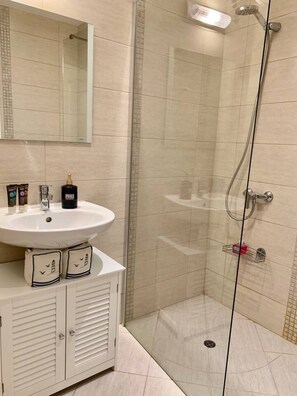 Apartment | Badezimmer | Dusche, Haartrockner, Handtücher
