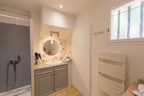 A bathroom with a shower, sink, and a towel rack. - Auguière West, house in the heart of the vineyard (Hyères)