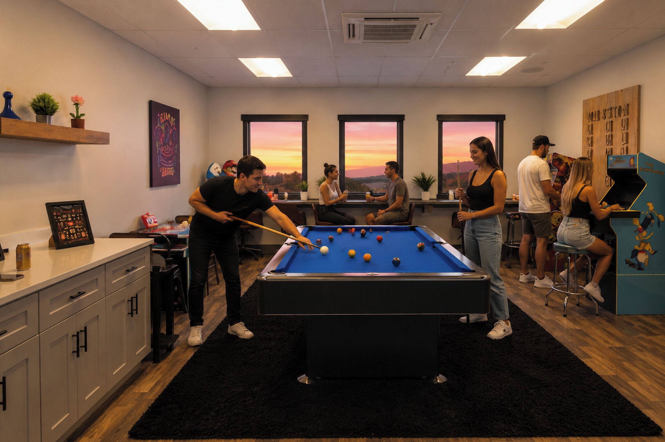 Mesa de billar en una sala con vistas a la puesta de sol a través de amplias ventanas, zona de bar y mostrador con menú.
