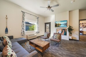 Suite familiar, 1 cama King size | Área de sala de estar | Smart TV de 55 pulgadas con canales por cable, televisión y Netflix 