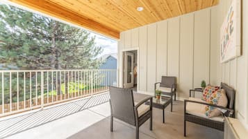 Family Suite, 1 King Bed | Terrace/patio