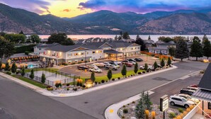A hotel with multiple buildings, a swimming pool, and a parking lot. - The Lodge Lake Chelan (Manson)