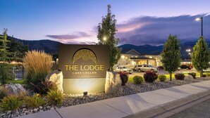 A sign for The Lodge Lake Chelan with a mountain backdrop. - The Lodge Lake Chelan (Manson)