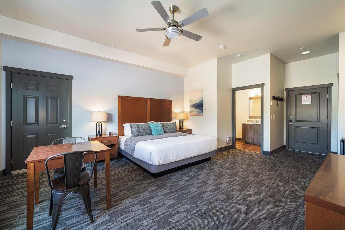 deluxe room, 1 king bed | blackout curtains, iron/ironing board, free wifi, bed sheets