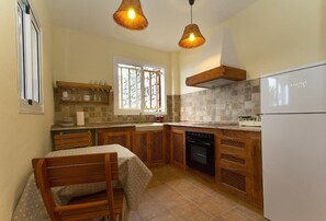 Een koelkast, een microgolfoven, een oven