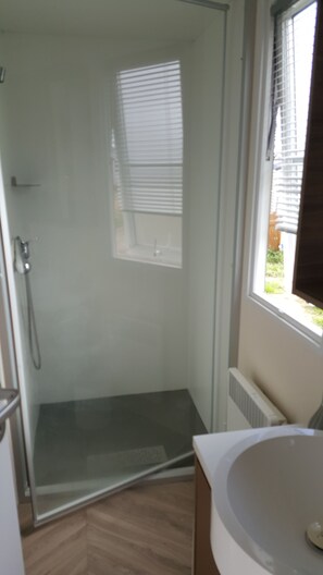Dusche, Haartrockner, Toilettenpapier