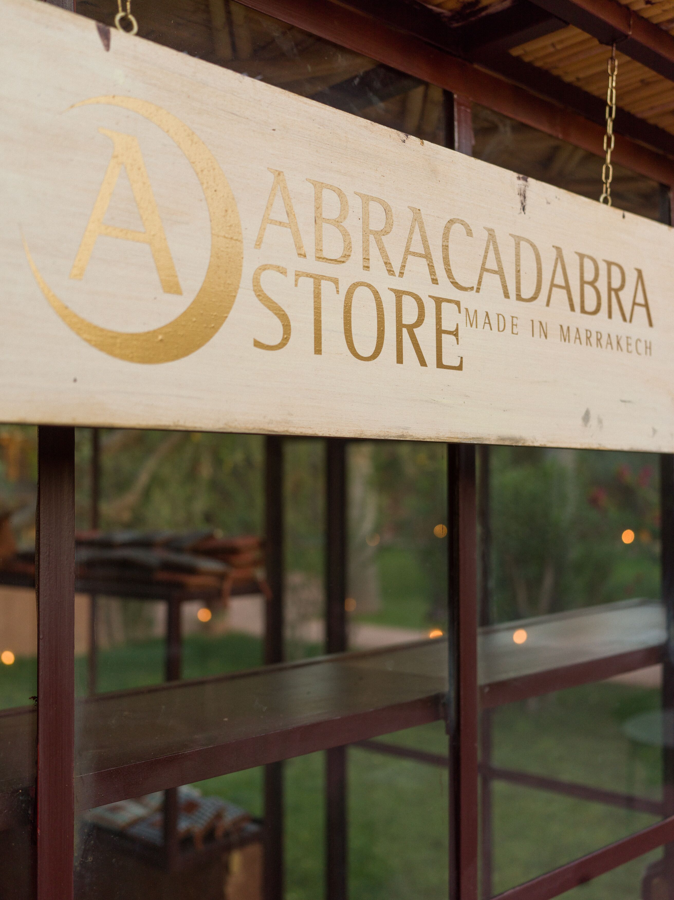 Ein Holzschild mit der Aufschrift 'ABRACADABRA STORE MADE IN MARRAKECH'.