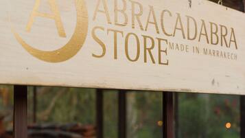 Ein Holzschild mit der Aufschrift 'ABRACADABRA STORE MADE IN MARRAKECH'.
