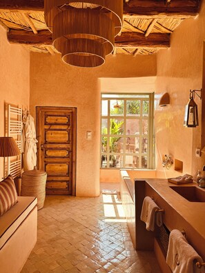 Chambre supérieure | Salle de bain | Douche, séchoir à cheveux, peignoirs, pantoufles