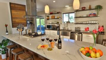 Frigorífico, microondas, horno y placa de cocina