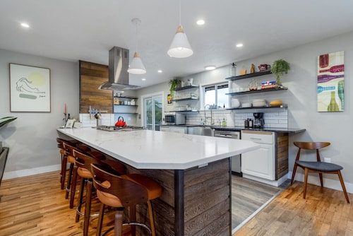 Chestnut Place · Updated Home on Quiet Drive - Perfect Getaway