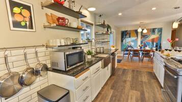 Køleskab, mikrobølgeovn, ovn, kogeplade