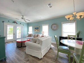 Lcd-televisie, een dvd-speler en een stereo