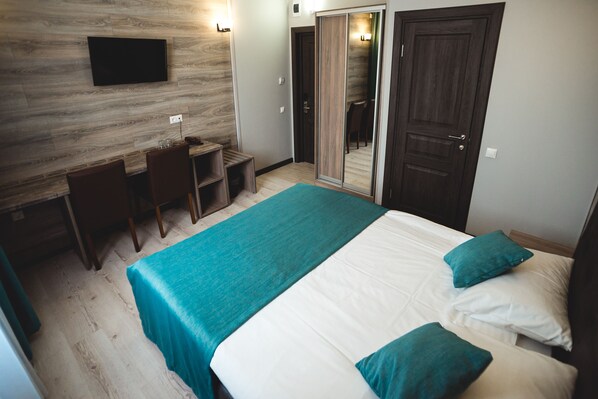 スタンダード ダブルまたはツインルーム | アイロン / アイロン台、WiFi (無料)、ベッドシーツ