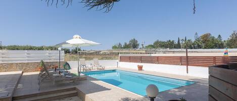 Piscine chauffée, chaises longues