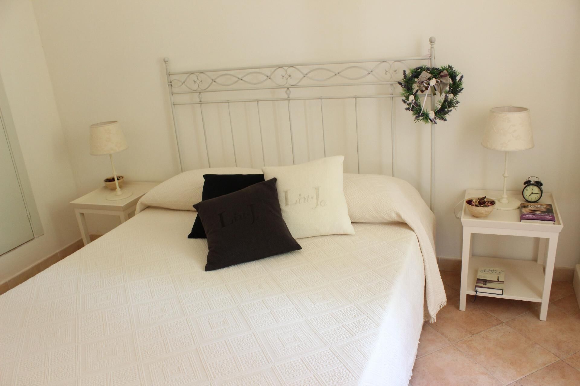 2 habitaciones y tabla de planchar con plancha 