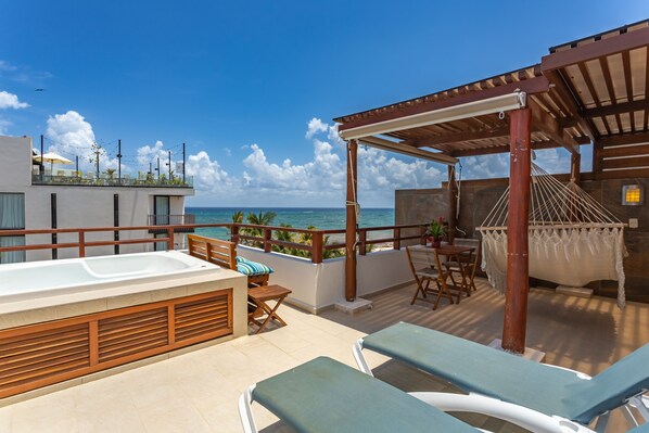 Outdoor spa tub