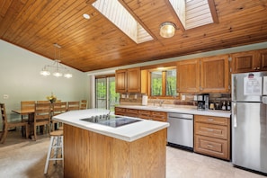 Fridge, microwave, oven, stovetop - Moonlight Cabin located in Baileys Harbor (Baileys Harbor)