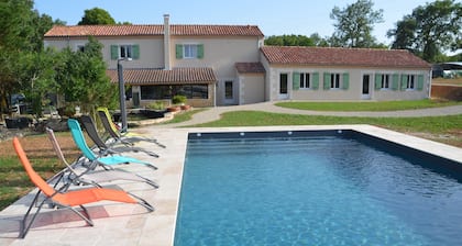 GĂźte Ă la ferme avec piscine