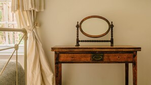 Un aparador de madera con espejo y un cajón.