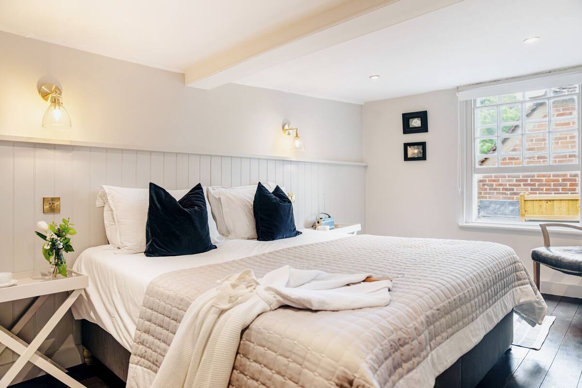 Superior Double or Twin Room, Ensuite (Bramble)