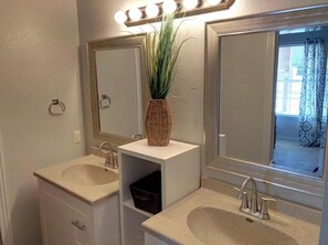 Bathtub, hair dryer, towels, toilet paper - Fall Creek Trail Family Retreat (Branson)