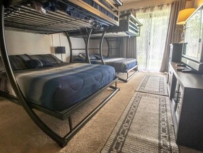 2 bedrooms, iron/ironing board, Internet, bed sheets