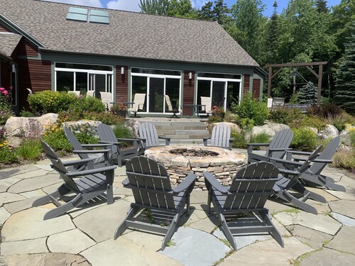 Beautiful 4 BR Townhome minutes from Mt Snow