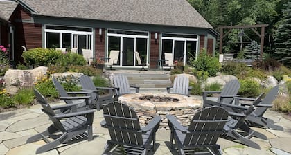 Beautiful 4 BR Townhome minutes from Mt Snow