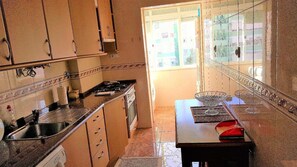 Geladeira, micro-ondas, cooktop, lava-louças