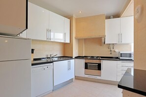 Kühlschrank, Mikrowelle, Ofen, Geschirrspüler