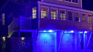 Una casa de dos pisos con balcón y garaje.