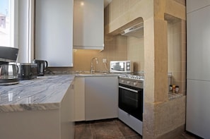 Kühlschrank, Mikrowelle, Ofen, Geschirrspüler