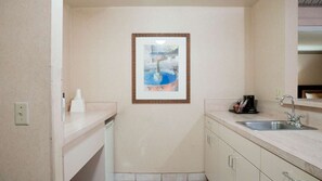Microwave, coffee/tea maker - Studio 6 Anaheim Hills, CA (Anaheim)