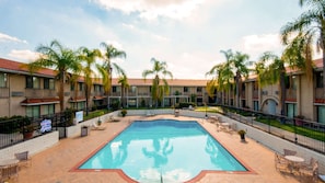 Een seizoensgebonden buitenzwembad