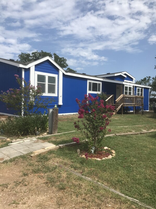 Exterior - This 3 bedroom, 2 bath home on beautiful Lake Buchanan at Poppy's Pointe Resort! (Buchanan Dam)