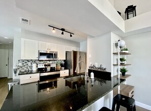 Frigorifero, microonde, forno, piano cottura